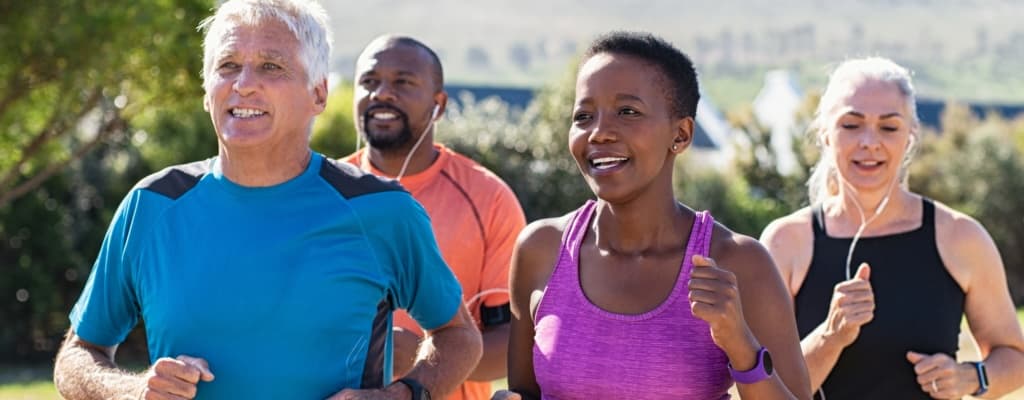 Aluno treinando com acompanhamento